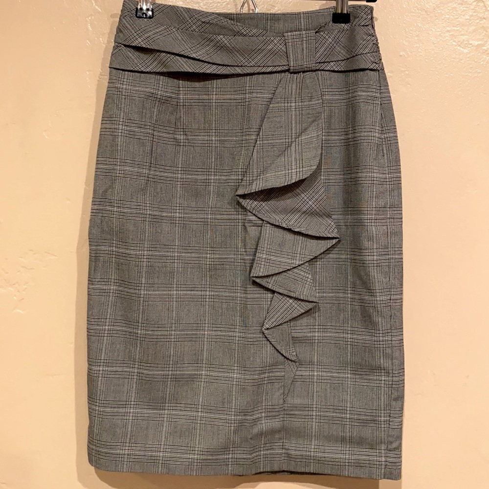 Plaid pencil skirt grey (black, white and grey thread).